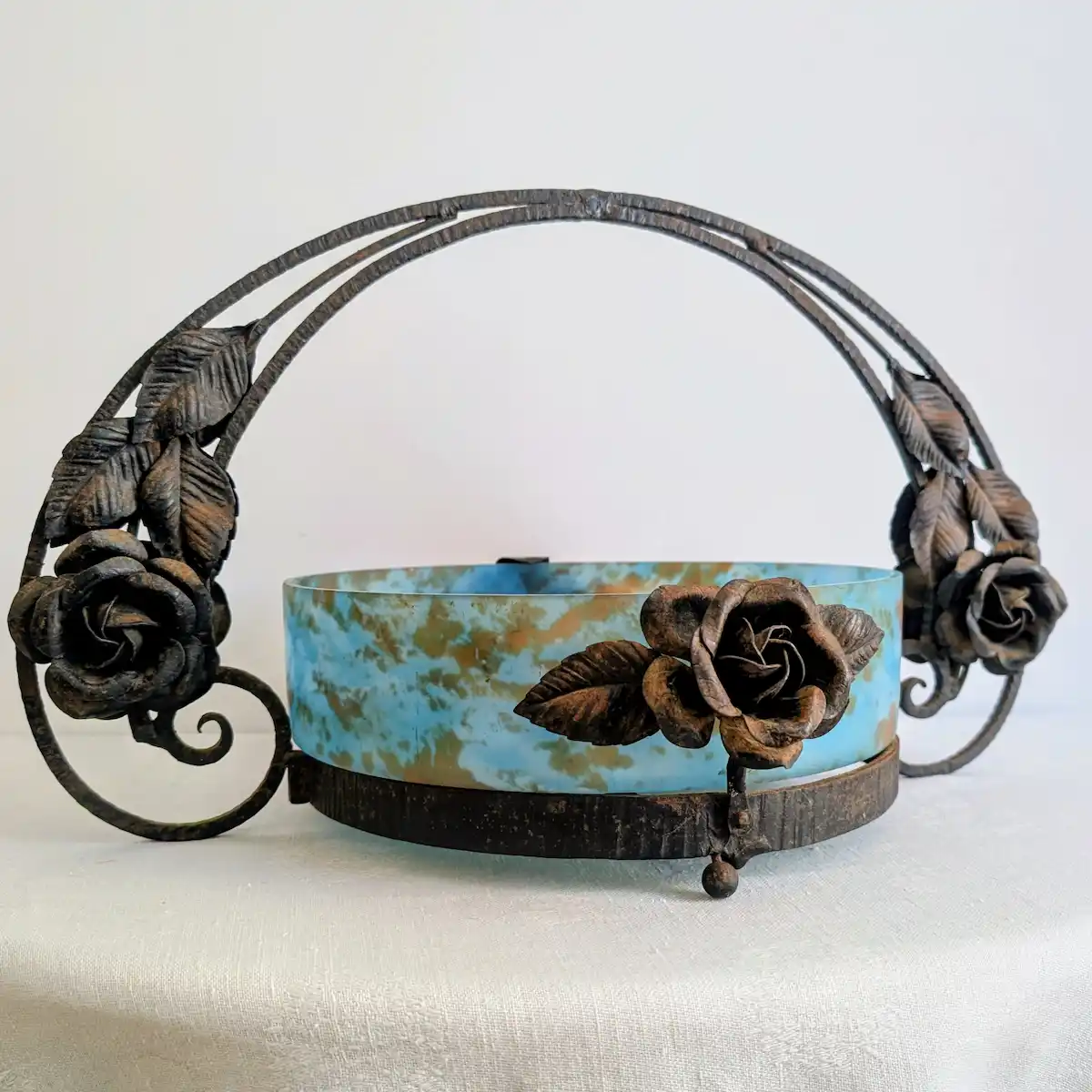 Grande jardinière ancienne en pâte de verre turquoise et fer forgé à roses vers 1920 vue de face