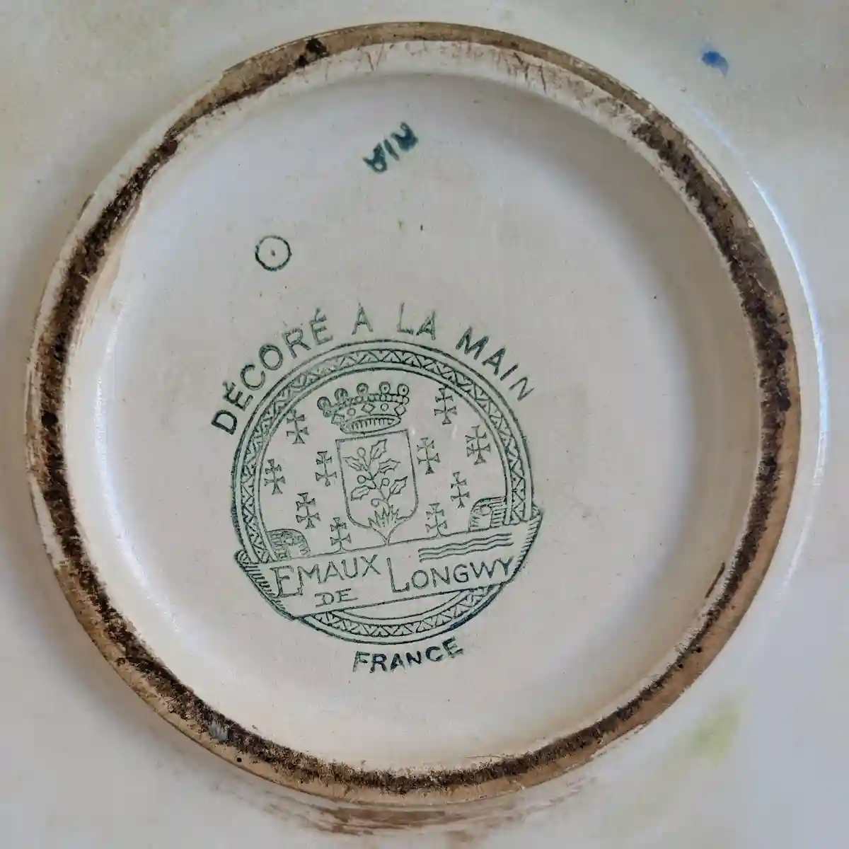 Cachet Émaux de Longwy France avec mention Décoré à la main au centre du talon