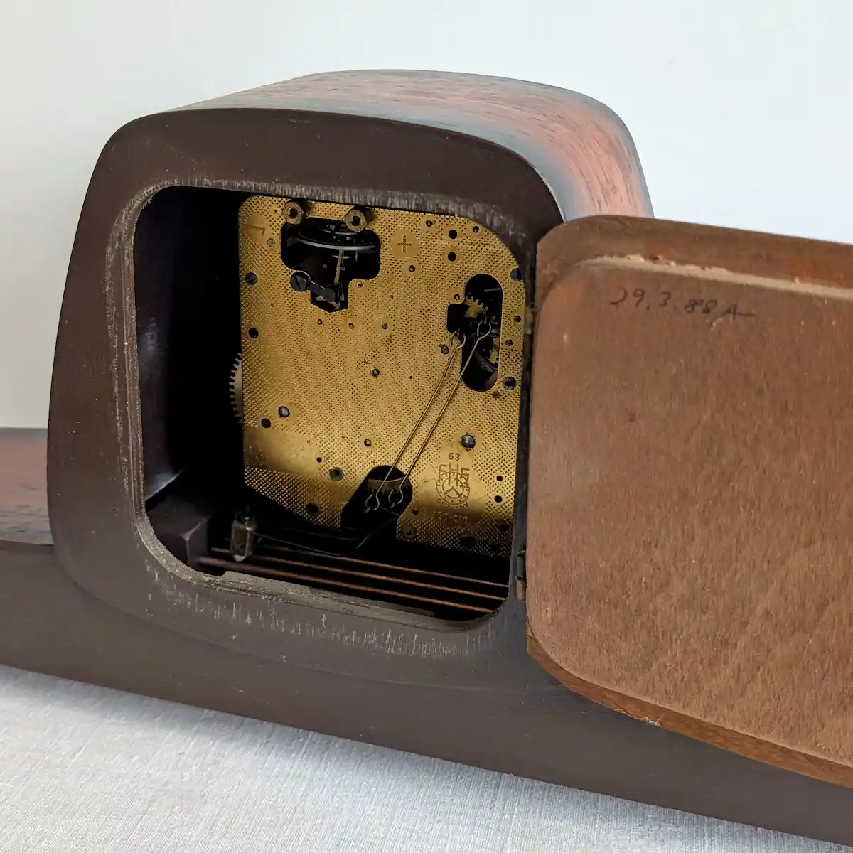Mouvement mécanique en laiton d'une horloge ancienne Schwebeanker au dos