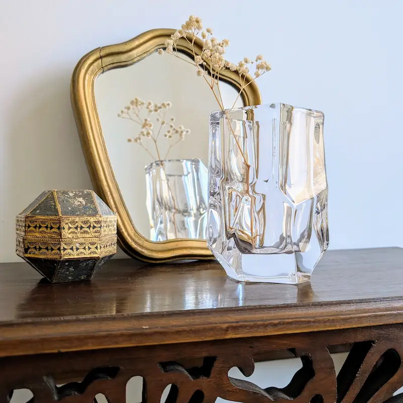 Association tendance : un vase en cristal et un miroir ancien doré pour un mix and match réussi