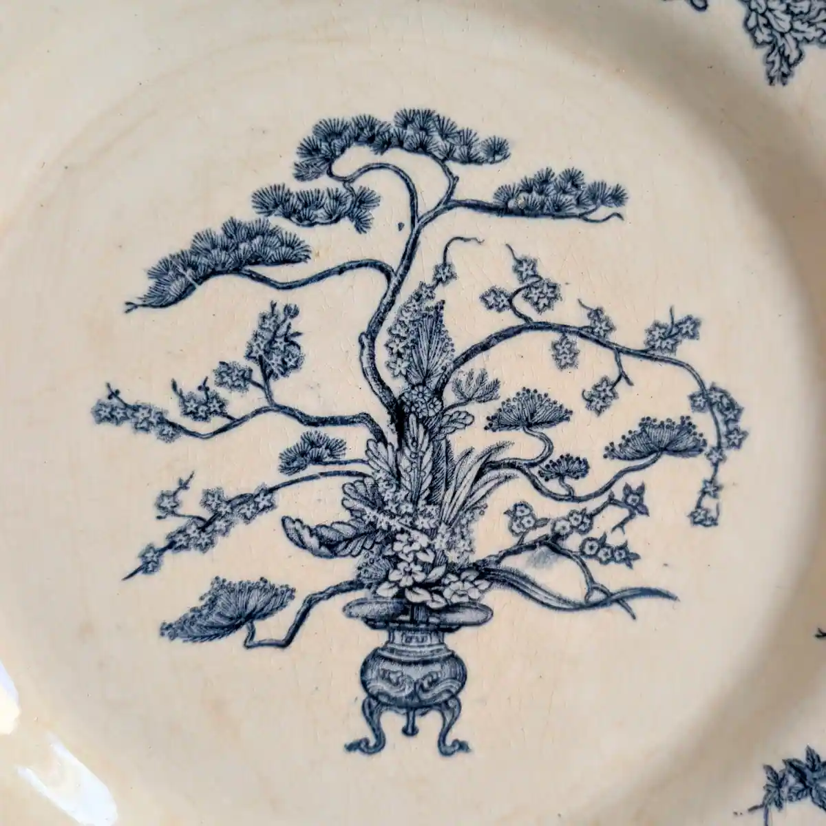 Gros plan sur le motif central d'un arbre de style japonisant Gien Yeddo