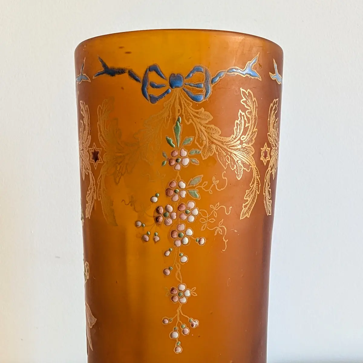 Second décor floral émaillé au dos du vase rouleau art nouveau