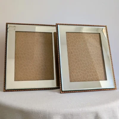 Gros plan de face sur les deux cadres vintage en miroir biseauté