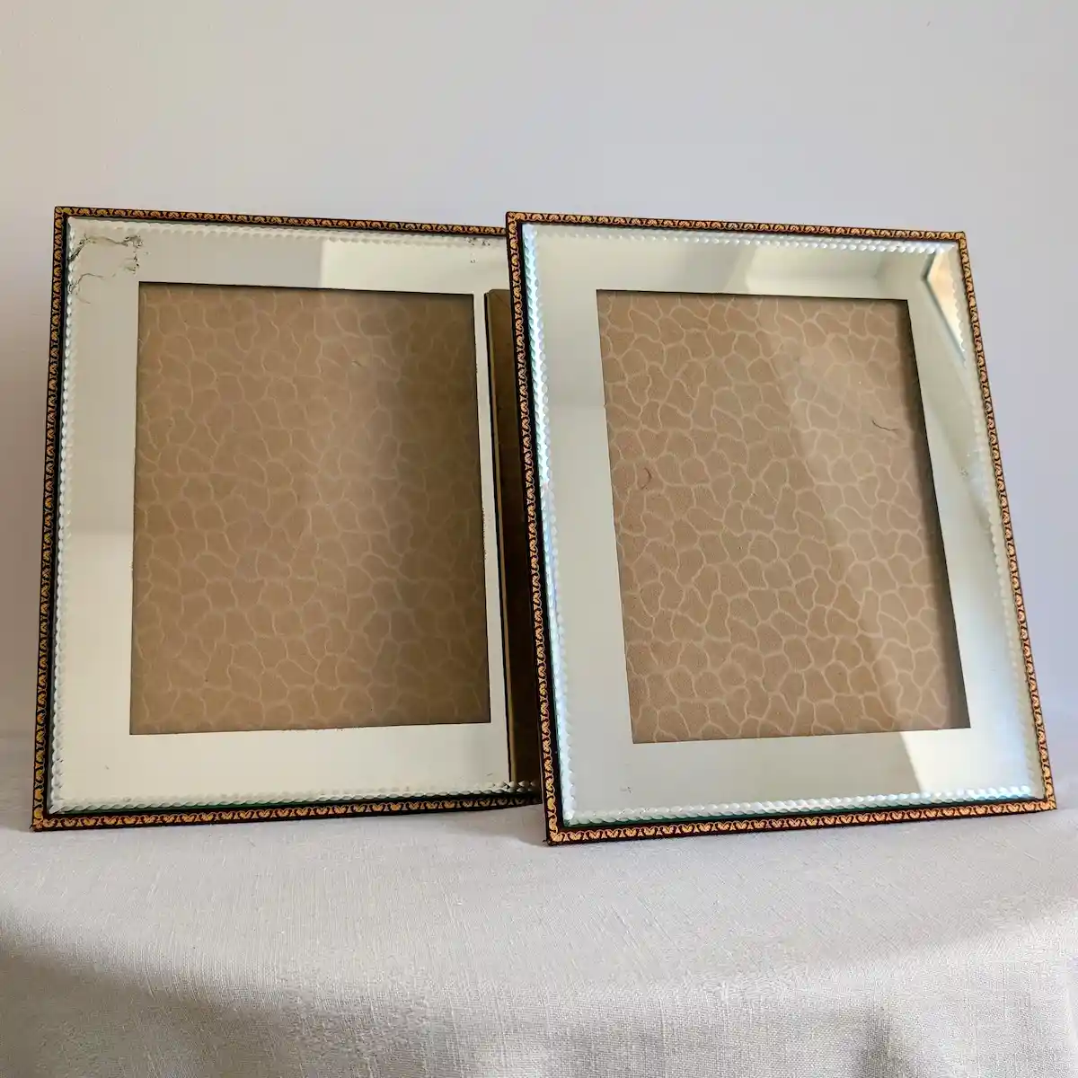 Gros plan de face sur les deux cadres vintage en miroir biseauté