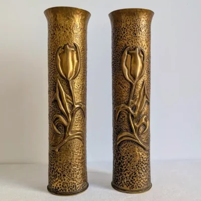 Paire de vases en douilles d'obus en laiton martelé Art nouveau