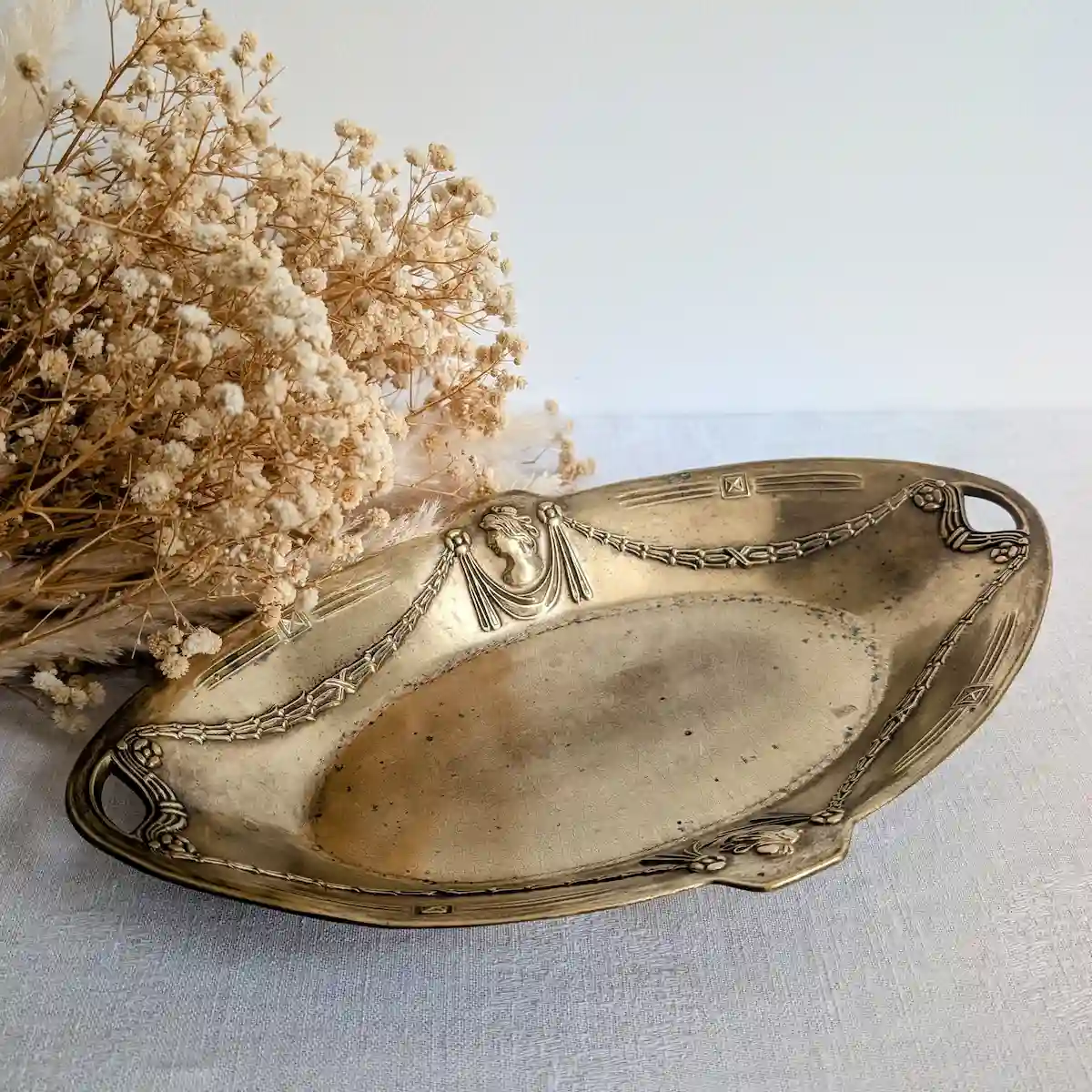 Plateau ancien en laiton Louis XVI mis en valeur avec des fleurs séchées