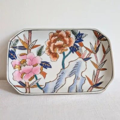 Plateau vintage en porcelaine à décor asiatique de pivoines roses, bambous et rocher bleu avec rehauts dorés.