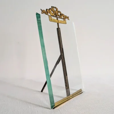 Vue de profil du chevalet métallique et de l'épaisseur du verre biseauté