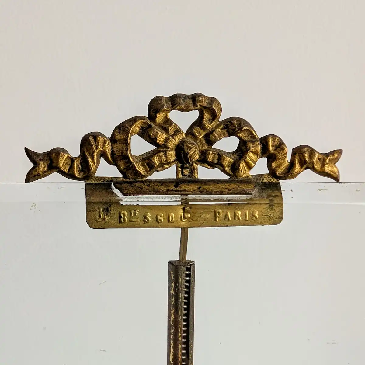 Détail du marquage Bté SGDG Paris sur la monture en laiton doré