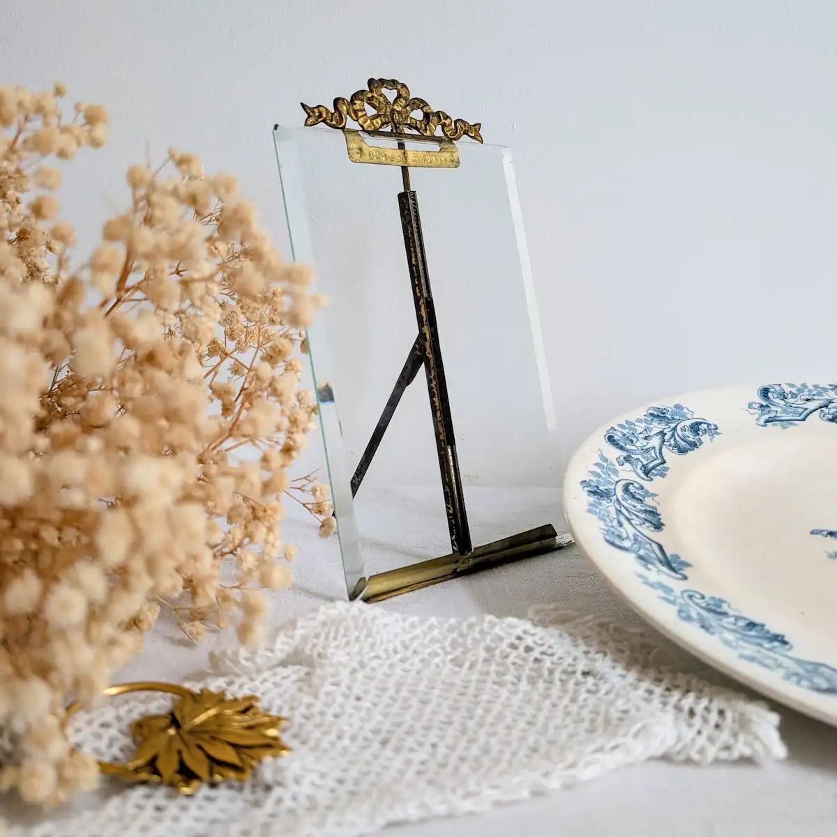 Mise en situation décorative du porte-photo ancien avec vaisselle ancienne