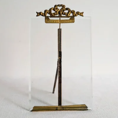 Porte-photo ancien en verre biseauté et laiton doré style Louis XVI de face