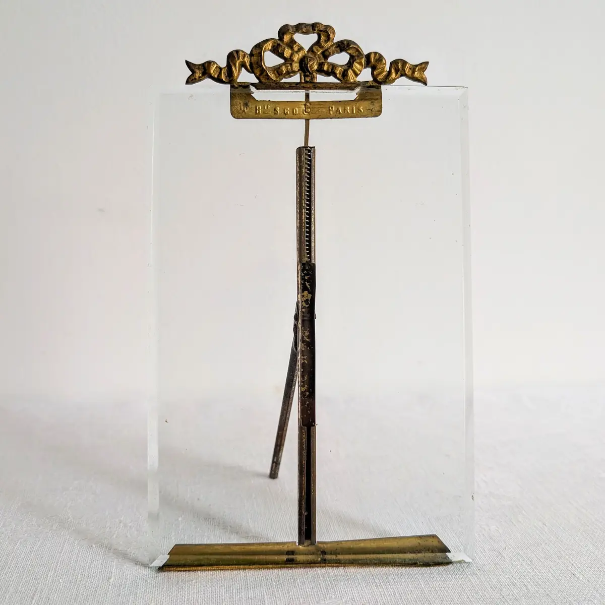 Porte-photo ancien en verre biseauté et laiton doré style Louis XVI de face