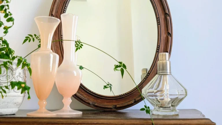 Idée de décoration intérieure 2026 mixant miroir ancien et objets de brocante chinés