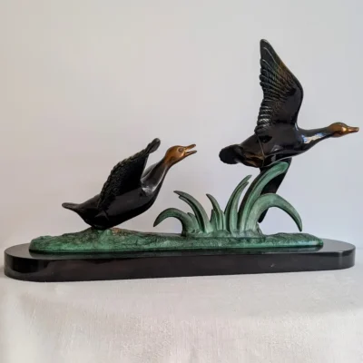 Grande sculpture Art déco deux canards en vol dans les roseaux vers 1930