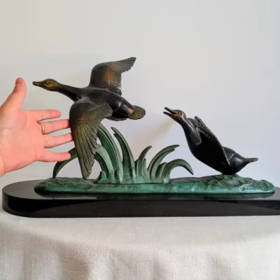 Échelle et dimensions de la sculpture animalière Art déco aux canards en vol