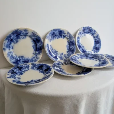 Ensemble de sept assiettes plates Sarreguemines Bryonia décor bleu