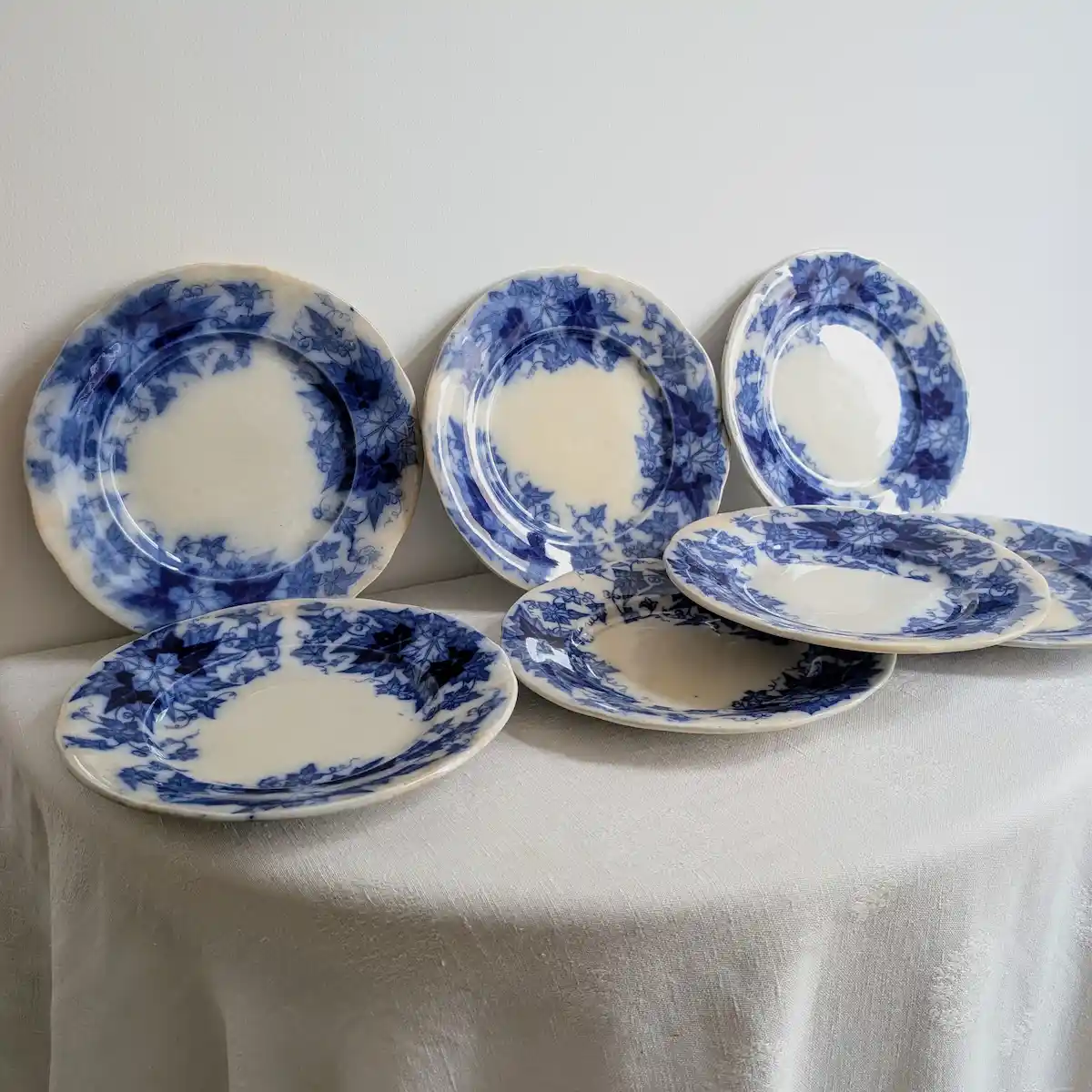 Ensemble de sept assiettes plates Sarreguemines Bryonia décor bleu