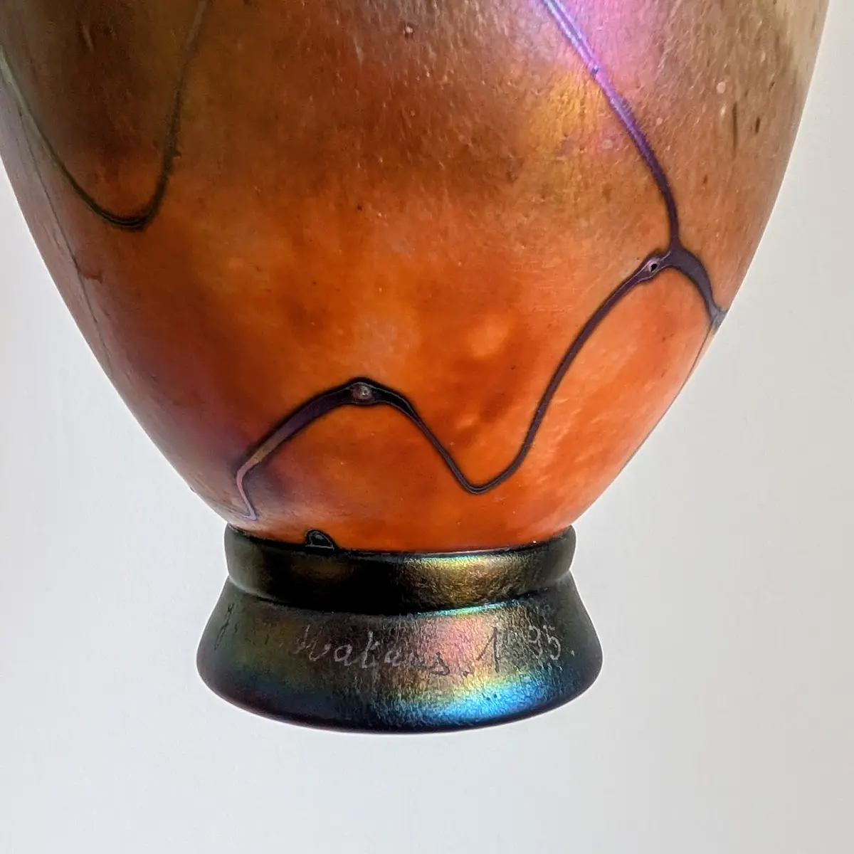 Signature Mateus 1995 gravée sur le pied du vase en verre