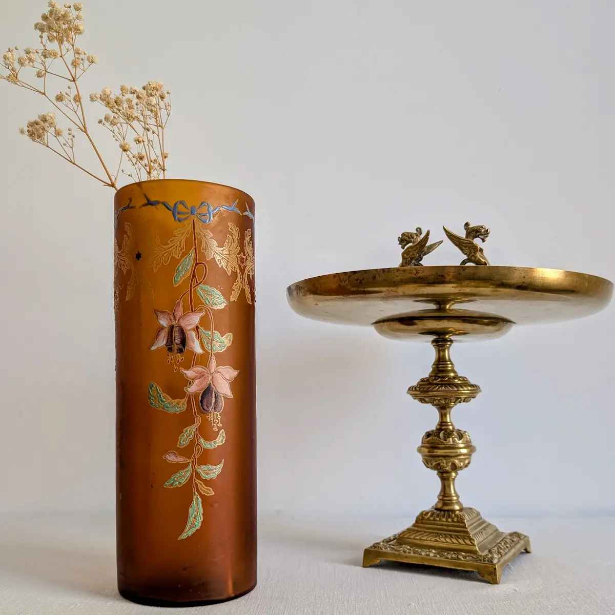 Association décorative entre le vase art nouveau ambré et un bougeoir plateau en laiton ancien