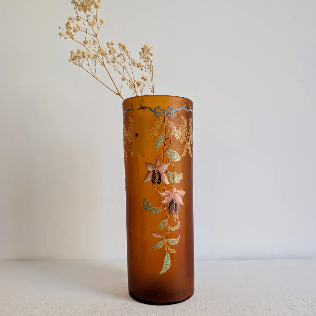 Vase ancien en verre ambré garni de délicates tiges séchées