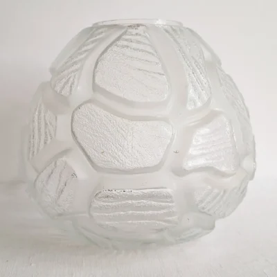 Grand vase boule vintage en verre moulé et satiné à décor géométrique de style Art déco