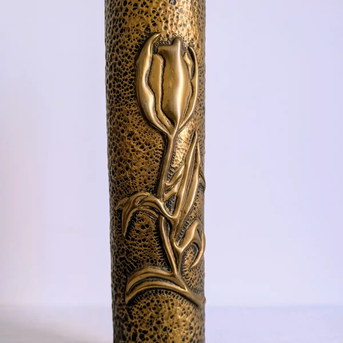 Gros plan sur le relief de tulipe Art nouveau sur laiton martelé