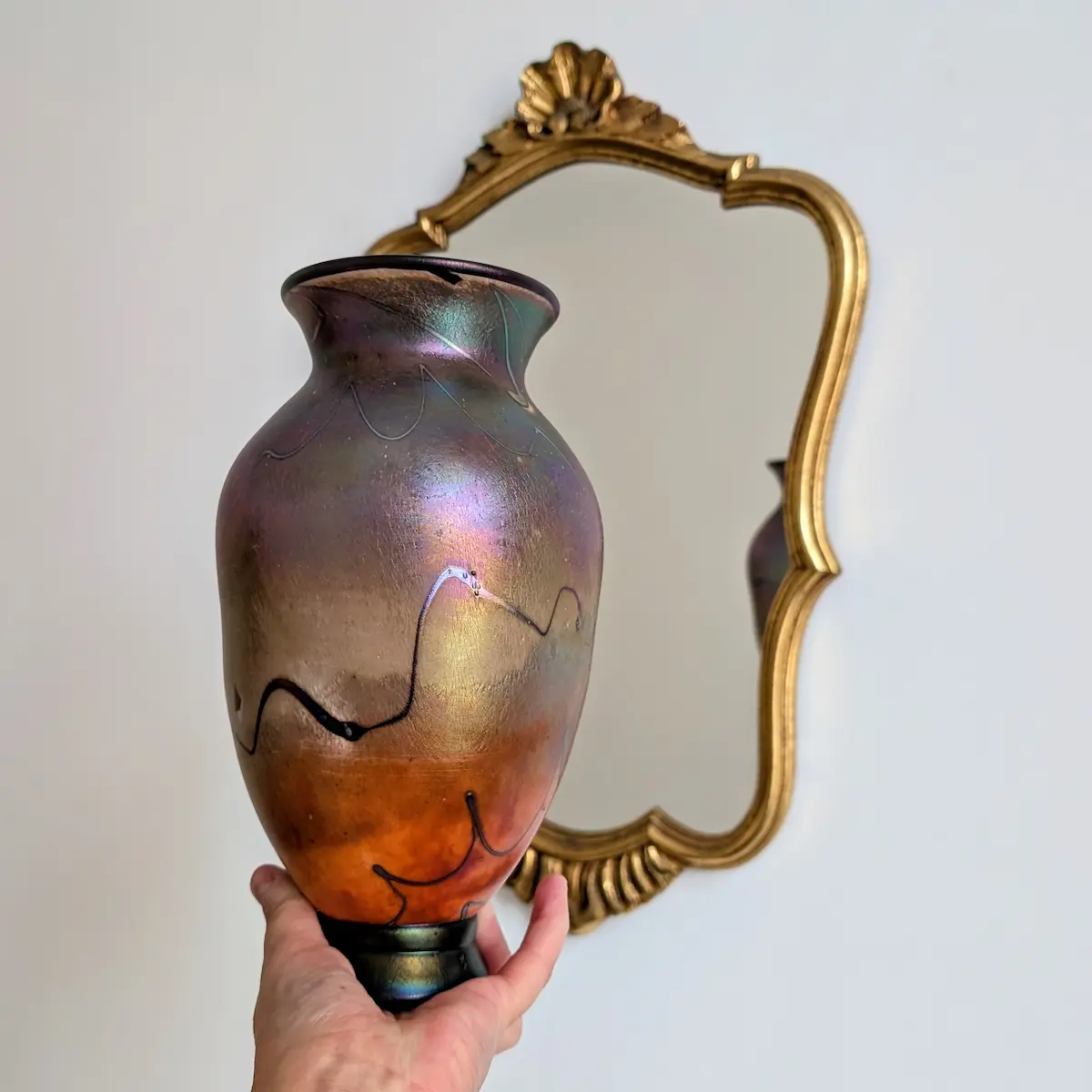 Vase Jean-Pierre Mateus de 24 cm présenté en main pour l’échelle