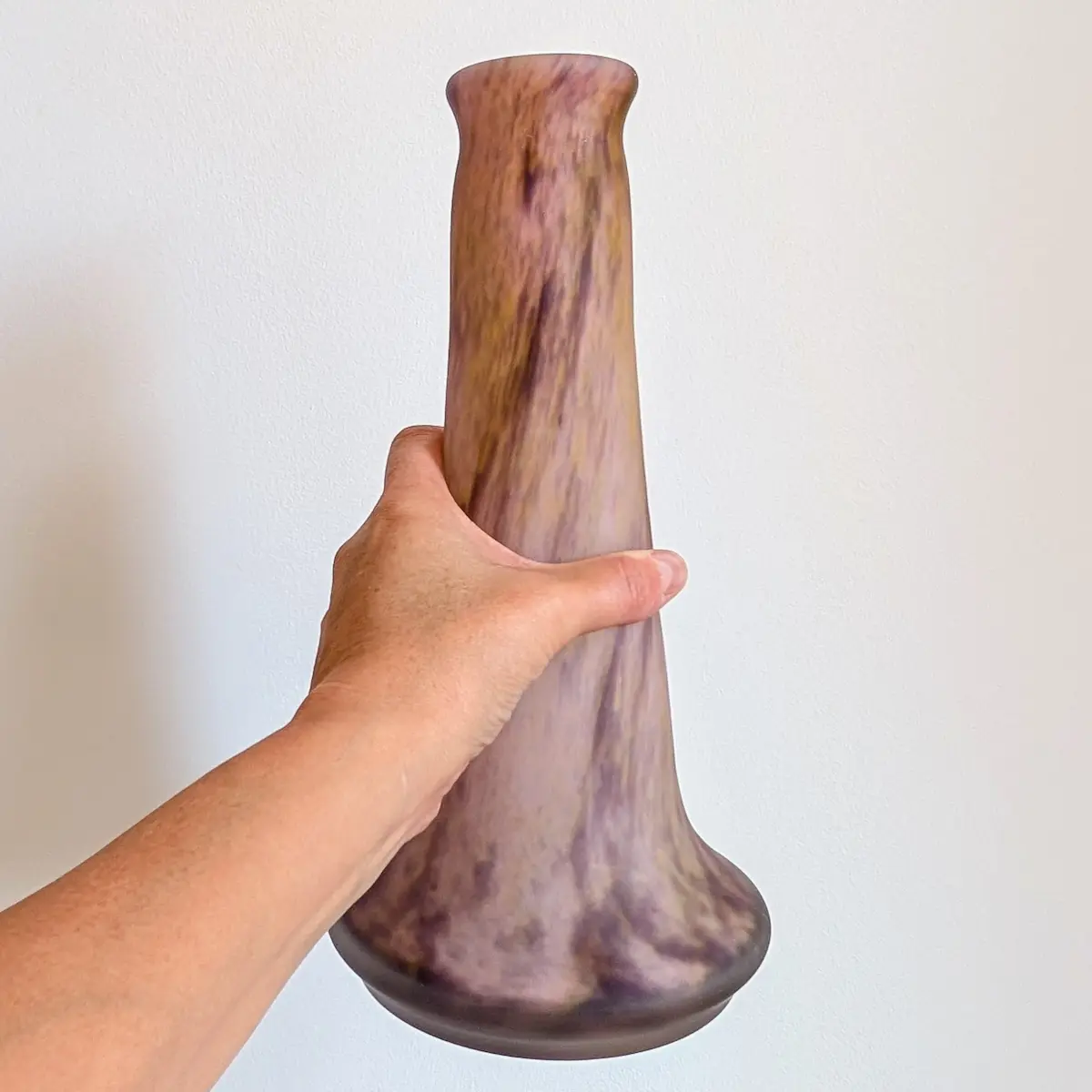 Main tenant le grand vase La Rochere pour echelle et proportion