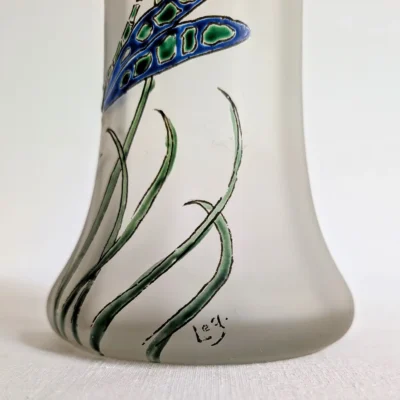 Signature Leg émaillée à la base du vase ancien