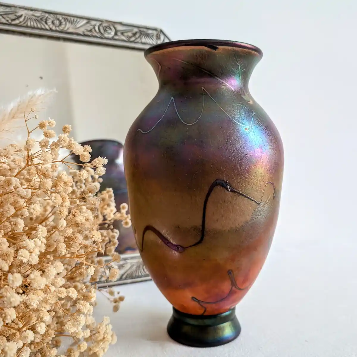 Vase Mateus en verre irisé présenté avec fleurs séchées et miroir