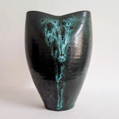 Vase moderniste en céramique noire et vert-de-gris des années 50