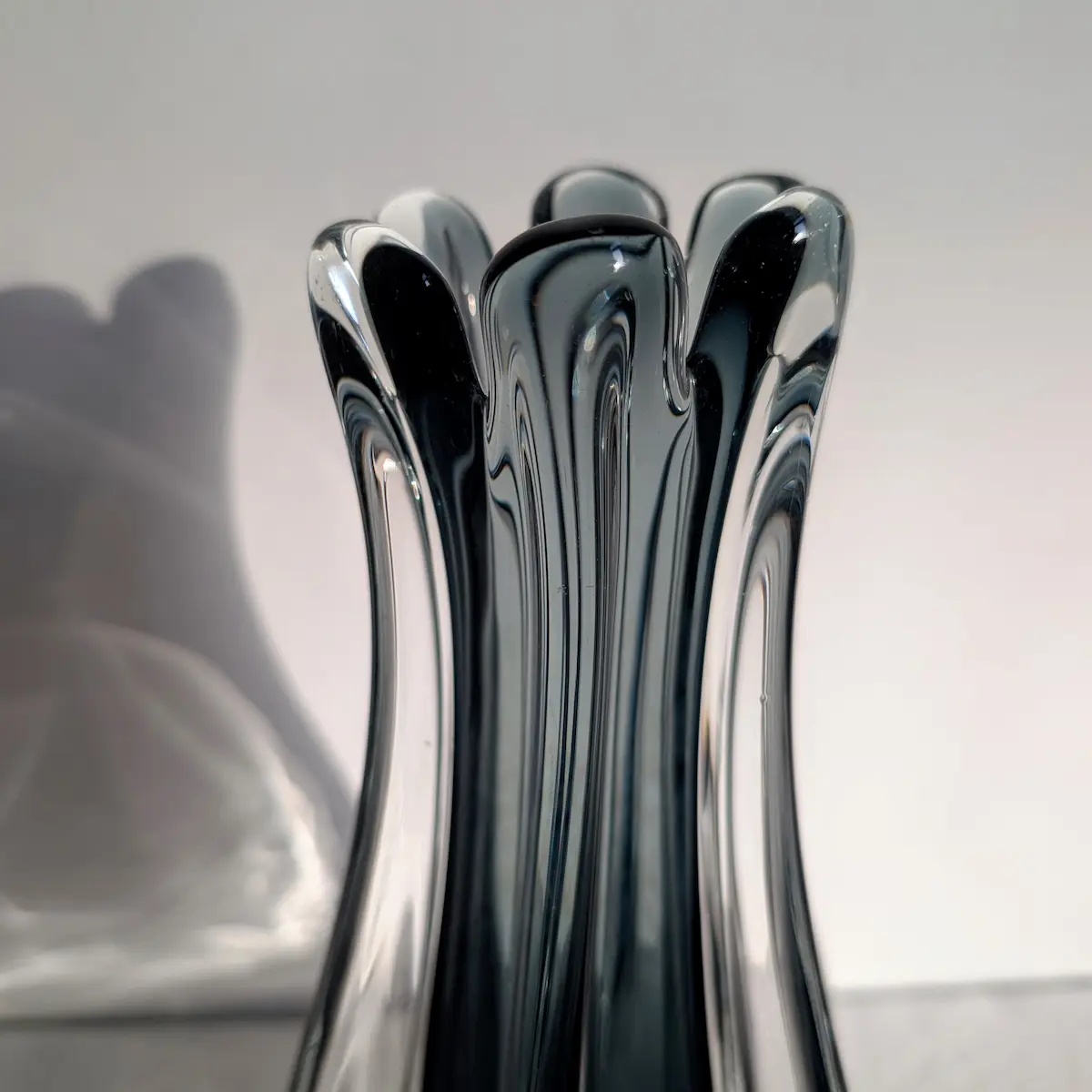 Detail du col libre et ondulant d un vase Murano vintage en verre fume