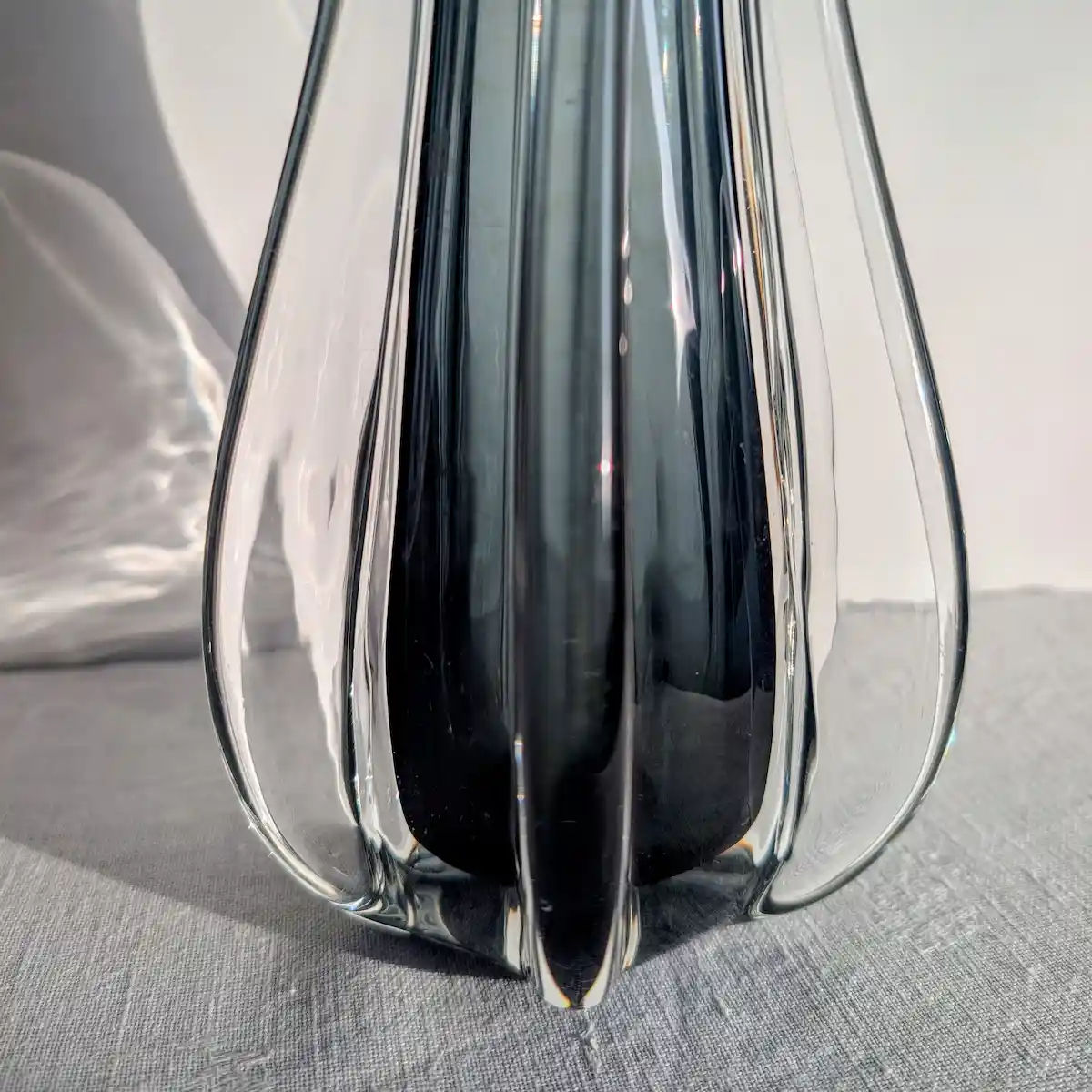 Detail de la base nette et polie d un vase Murano vintage en verre lourd