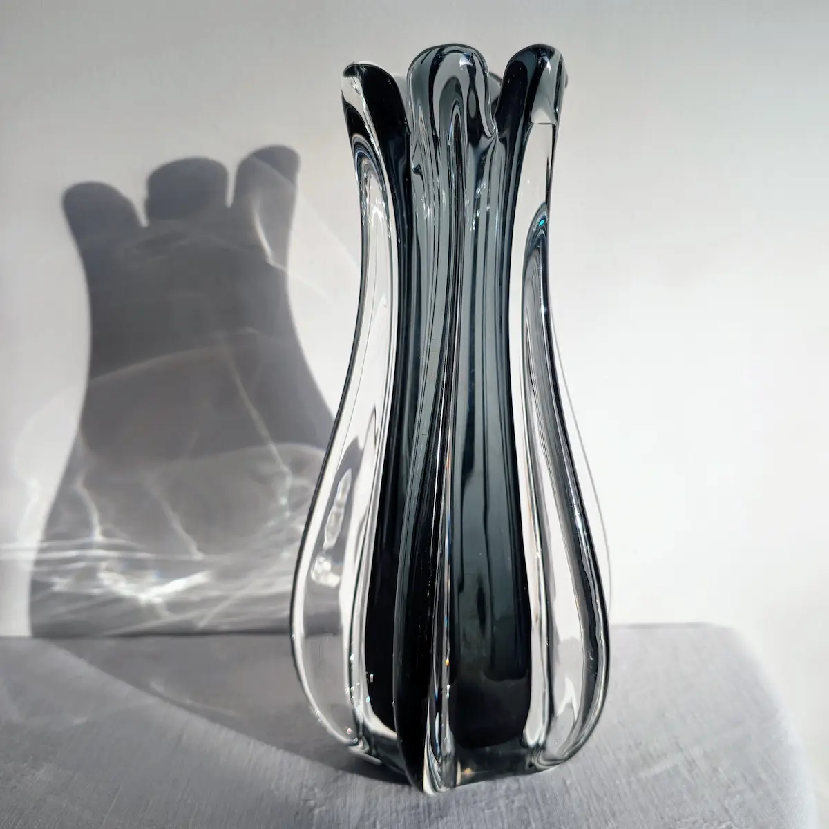 Reflets lumineux a travers les cotes d un vase Murano vintage en verre