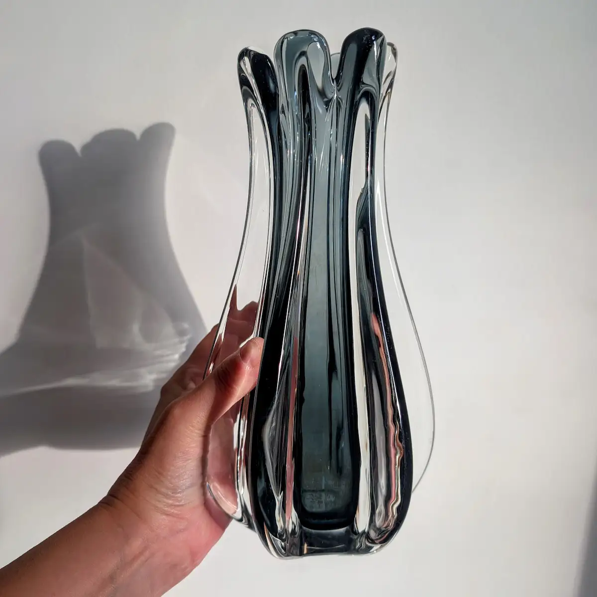 Vase Murano vintage en verre fumé lourd tenu en main