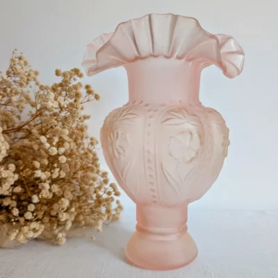 Vase décoratif vintage en verre rose satiné présenté avec des fleurs séchées