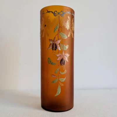 Vase rouleau ancien en verre ambré émaillé Art Nouveau avec décor de fuchsias