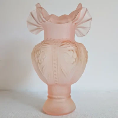 Vue de face du vase vintage en verre rose satiné à col corolle plissé