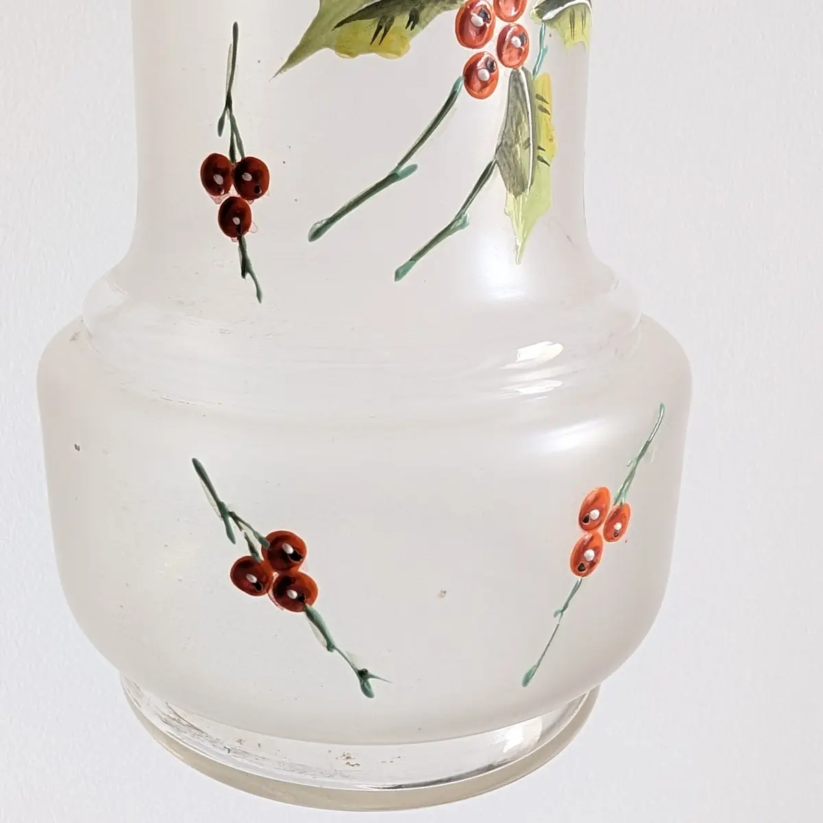 Détail du verre givré et des baies rouges émaillées du vase