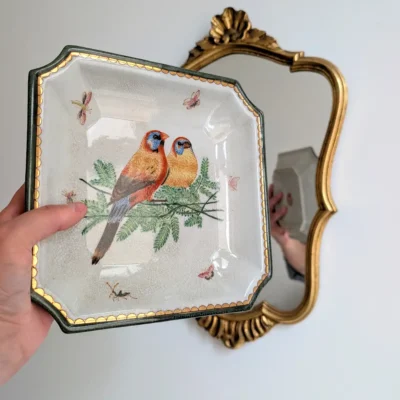 Présentation du grand vide-poche carré en céramique Wong Lee motif oiseaux par une main