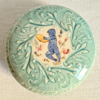 Couvercle de boîte ancienne HB et Cie avec décor d'angelot en relief