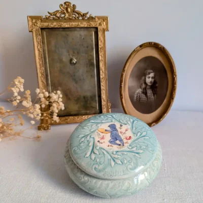 Boîte ancienne en terre de fer HB et Cie mise en scène sur meuble de métier