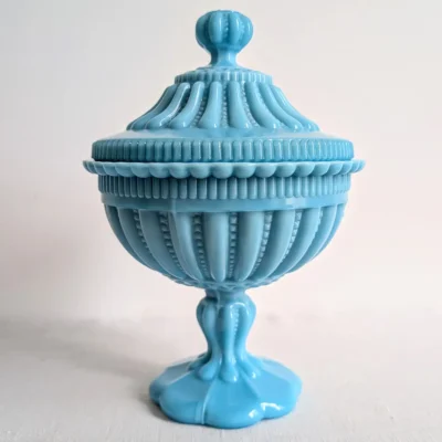 Bonbonnière en opaline bleue sur pied style Louis XVI