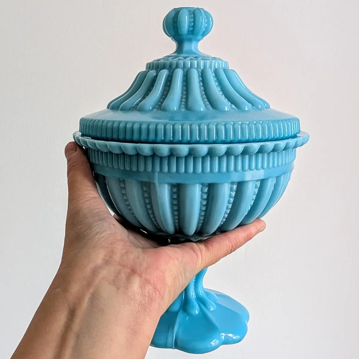 Bonbonnière opaline bleue avec couvercle H 25 cm
