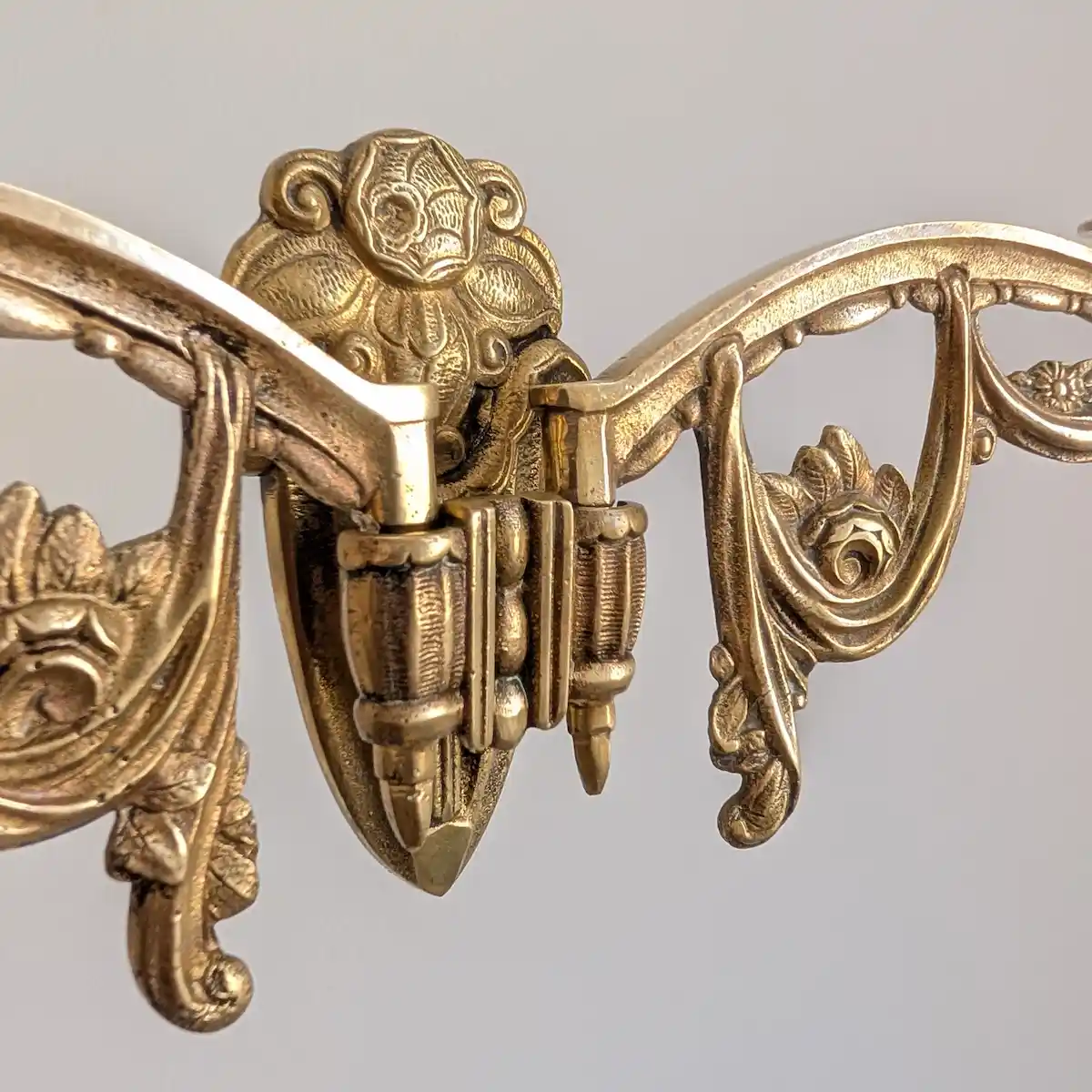 Détail de la ciselure florale d'un bougeoir ancien