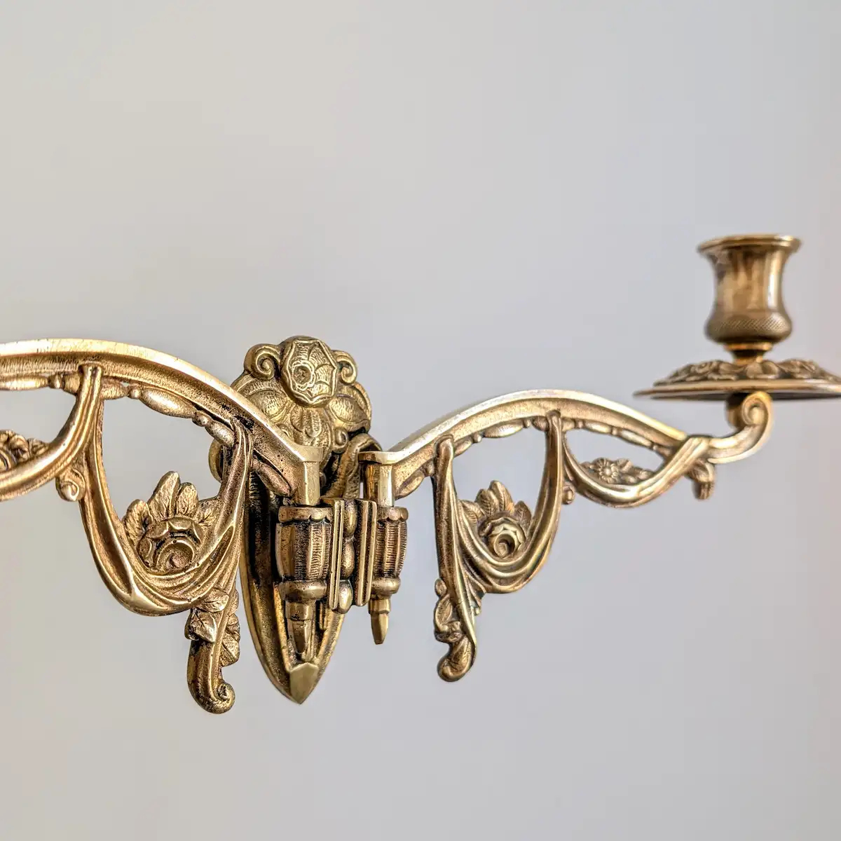 Système de fixation et branches amovibles d'un bougeoir ancien