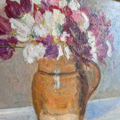Gros plan des fleurs blanches, roses et pourpres et du pichet ocre, montrant les reliefs de la peinture.