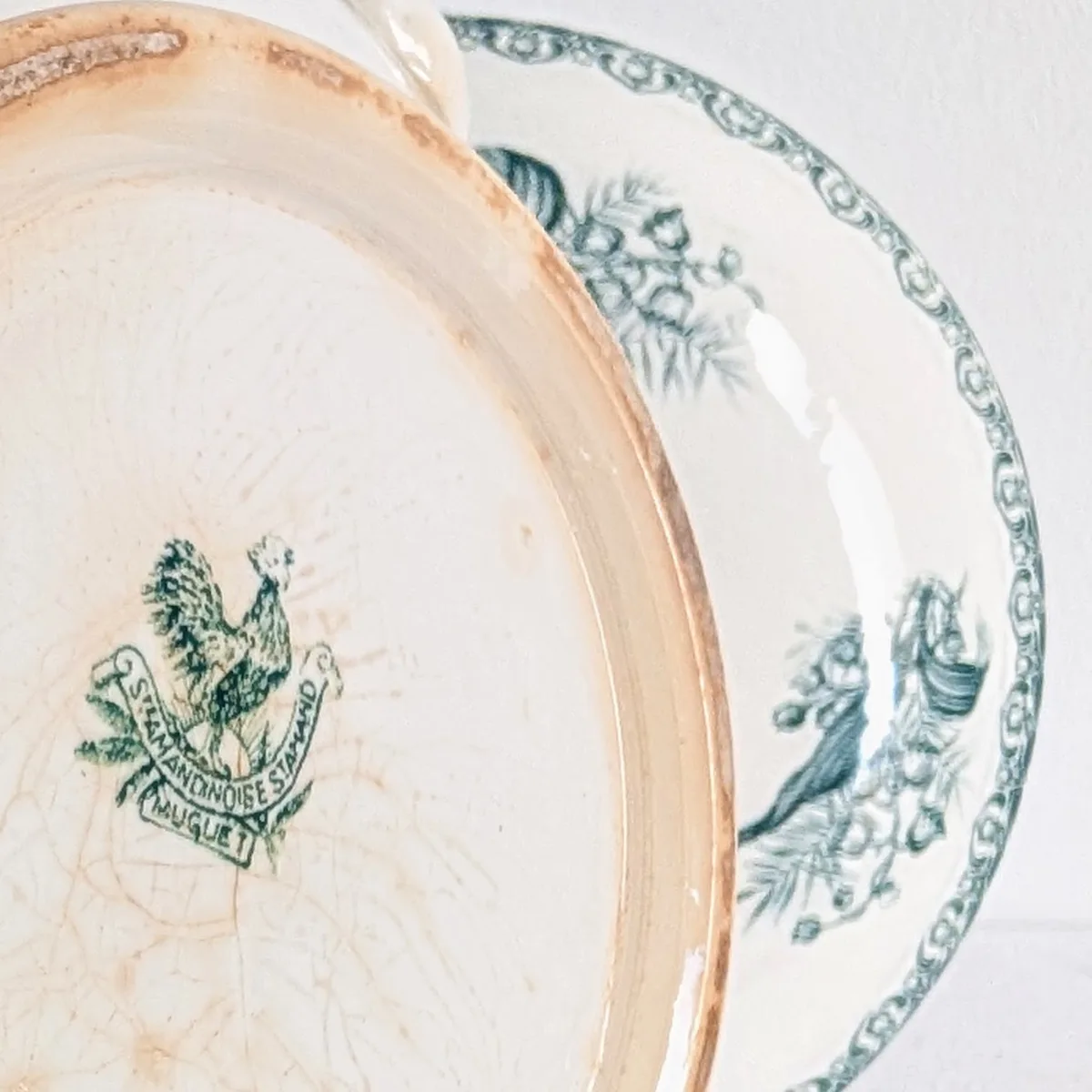 Dessous de soupière ancienne avec cachet vert au coq, inscriptions et traces d'ancienneté sur le pied.