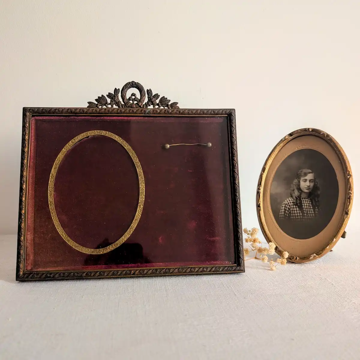 Cadre ancien avec médaillon ovale en métal doré