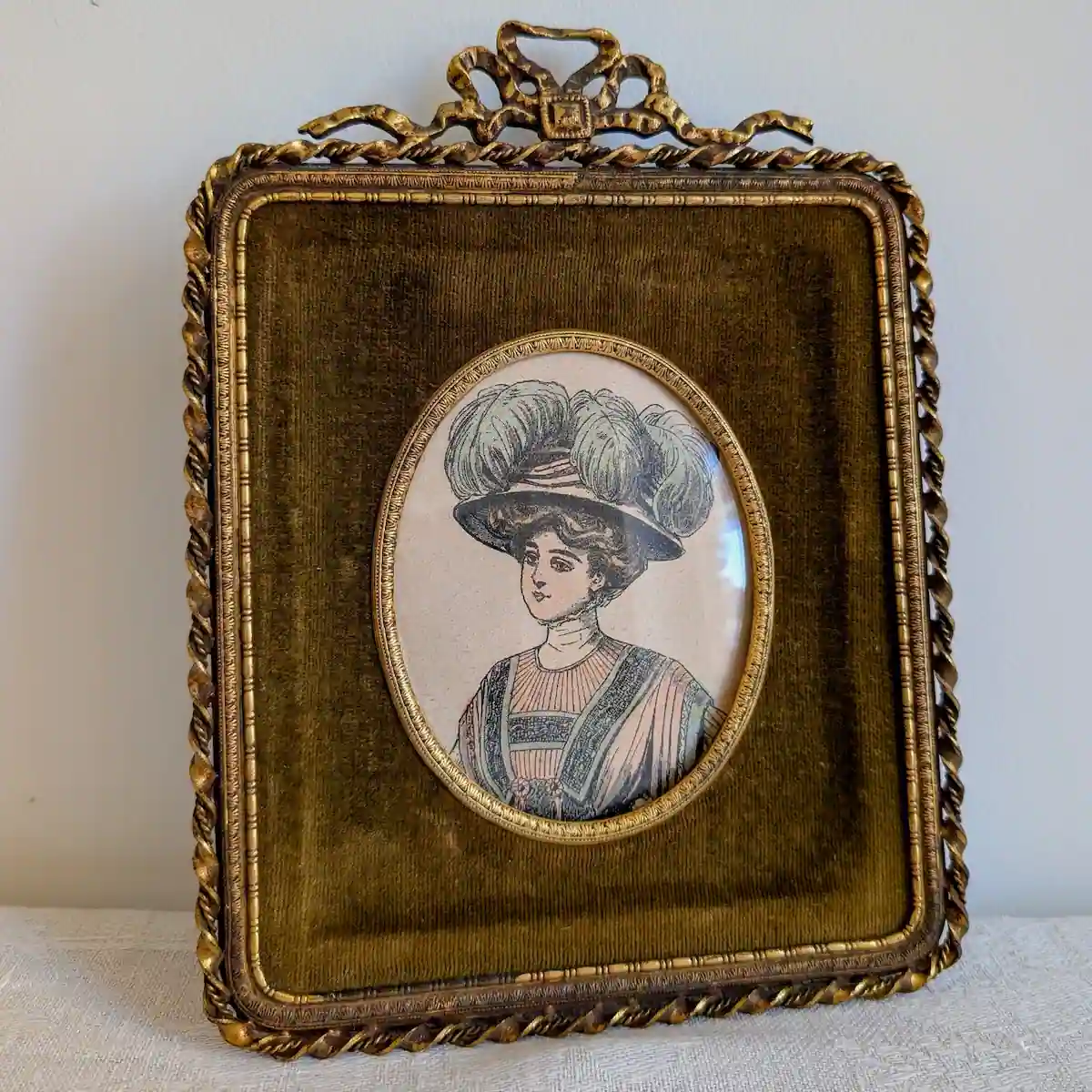 Gros plan du second cadre ancien ovale avec portrait féminin de mode de 1904